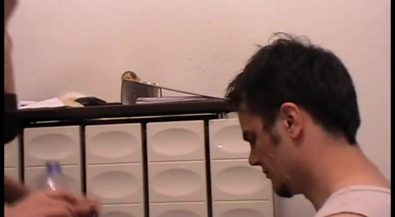 Femdom Austria: Richie otrokyně slouží jako plivka