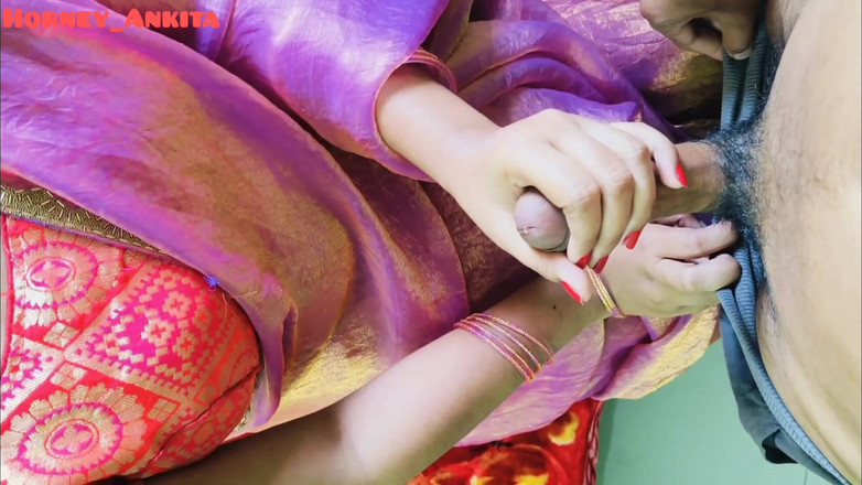 Horney_Ankita: Une belle tatie desi se fait baiser la chatte étroite par...