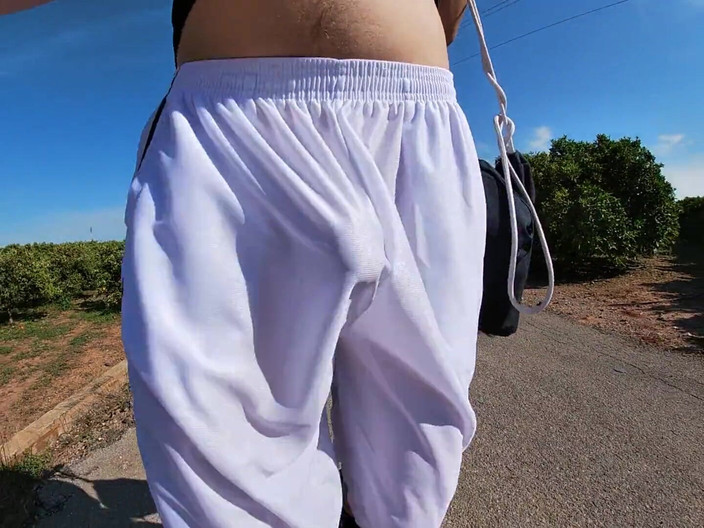 Cool Body: Blankziehen, meine latte in durchsichtigen Basketball-Shorts für die Radfahrer und...