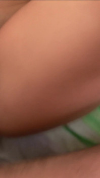 丰满熟女吮吸她的继子，让他操她的屁股