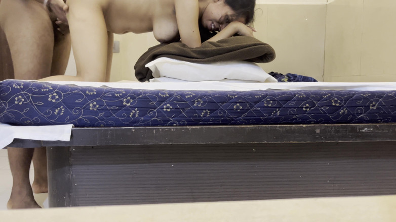 NikiRathod: Ngentot gaya doggy sama pacar di kamar hotel