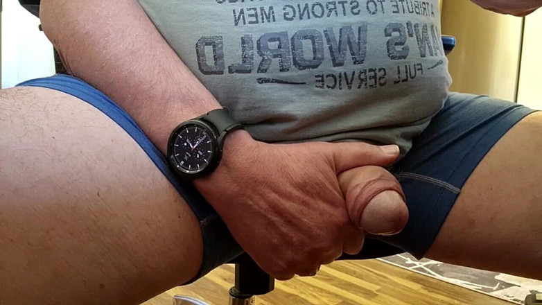CiccioloBrizzolo: Masturbuję się moim dużym kutasem i dochodzę