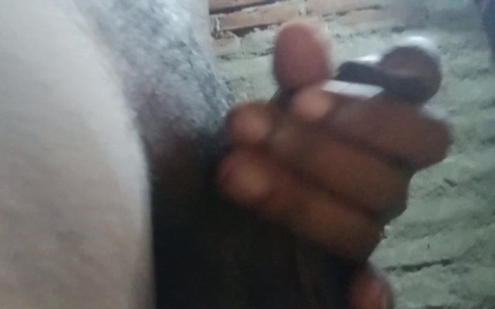 Pussy addict: Desi jongen gek op poesje likken