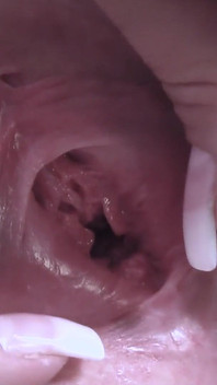 Ateşli ve azgın koyu saçlı sürtük mastürbasyon yapıyor