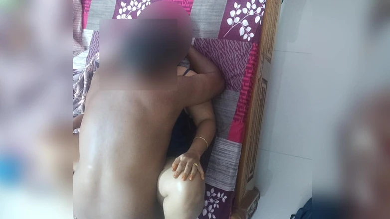 Black & white desicat: Otrogen indisk fru i sexiga underkläder bröst studsande hårt creampie...