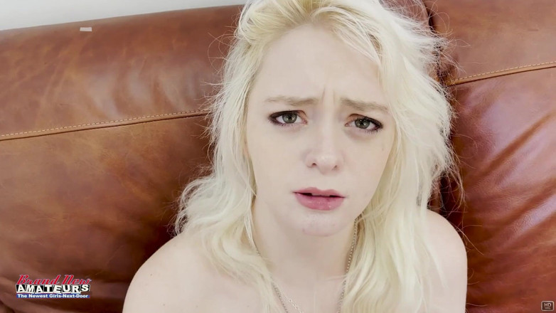 Brand New Amateurs: Piccola bionda tettona annie archer dildo pompino appassionato ingoio sborra!