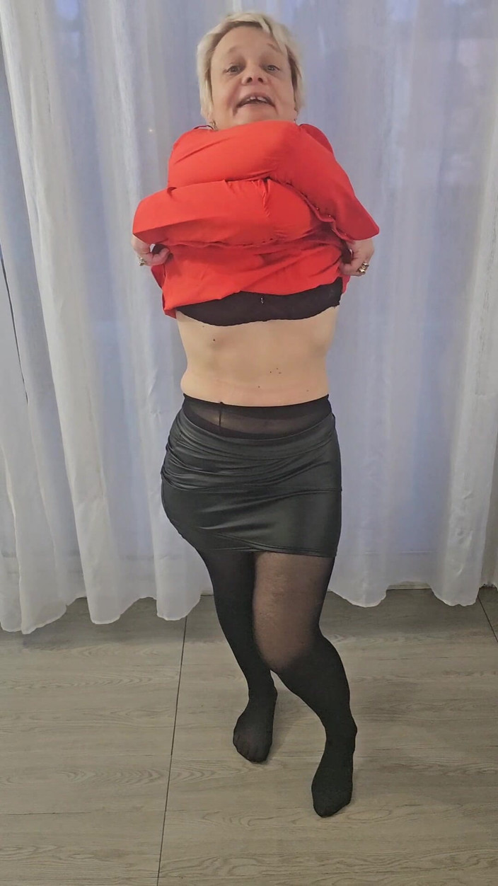 Sofy13: Ik doe mijn leren rok en panty uit om je...