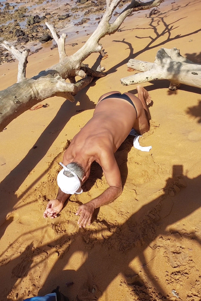 Ladysilvas: Ladysilva en bragas en la playa, qué culo caliente