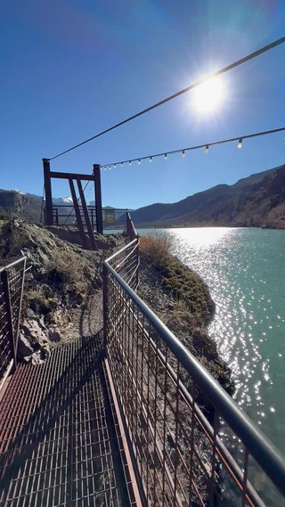 Dahlia Wolf: Фут-фетиш на уличном мостовом переходе