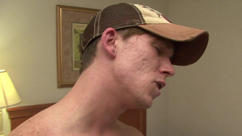 Crunch Boy: 젊은 게이가 이성애자 친구들을 빨고 콘돔 없이 섹스합니다