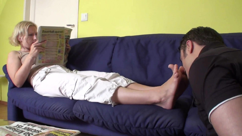 Foot Girls: ดมเท้าสูดกลิ่นขณะอ่านหนังสือพิมพ์