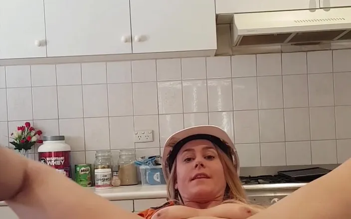 Michellexm: Svlékání do naha na mém kuchyňském stole