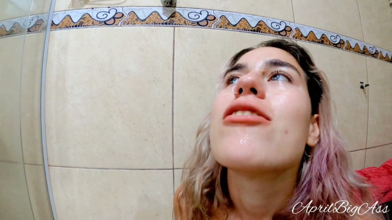 April BigAss: Bebendo xixi amarelo e engolindo porra - banheiro