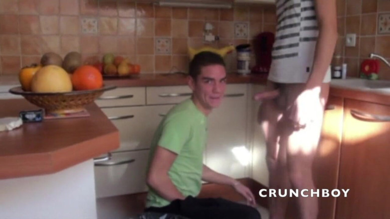 Crunch Boy: Max sabah mutfakta Brian tarafından sikiliyor