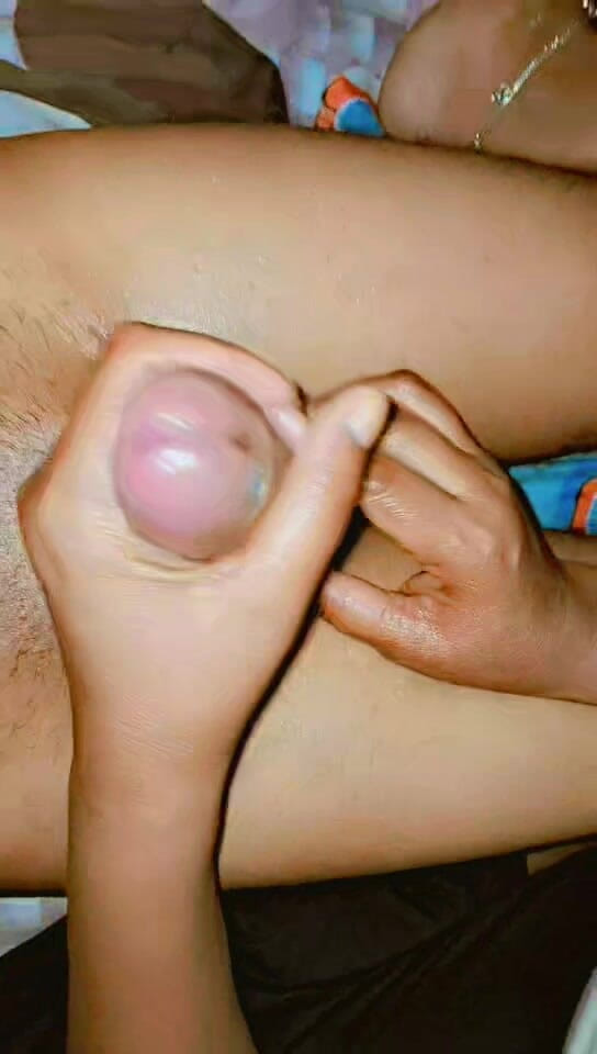 DesiNaina: Ik masseerde de penis van mijn buurman en hij ejaculeerde