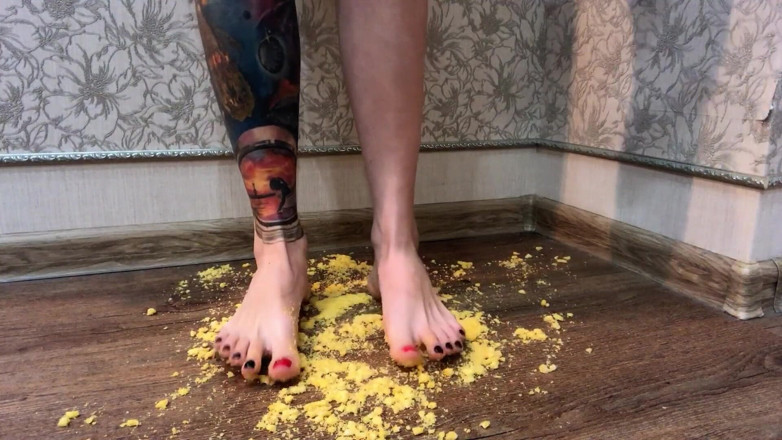 Footmodel Valery: Tetovací holka drtí cibulové prsteny