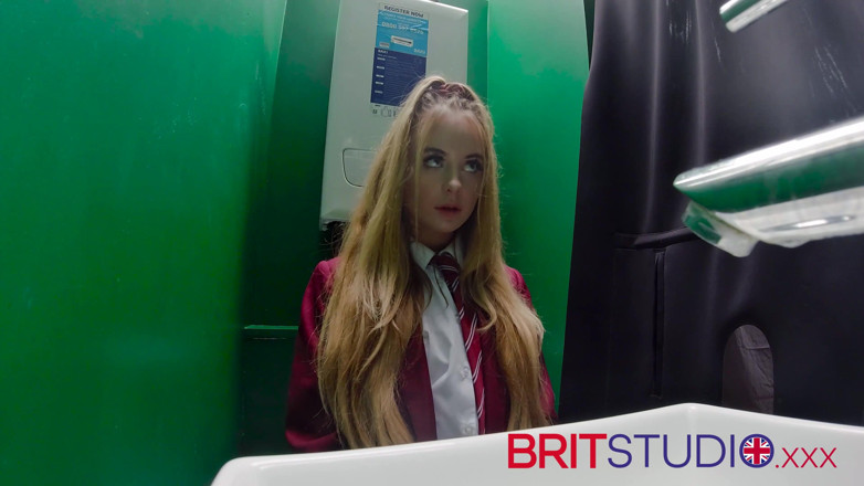 Brit Studio: Duvar deliği: 18 yaşındaki üniversiteli kız yarak emiyor