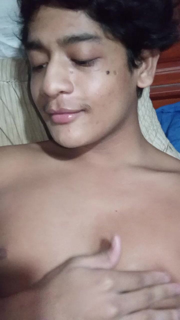 Hot Lover Boy: Un băiat homosexual drăgălț se masturbează singur, scenă solo reală...
