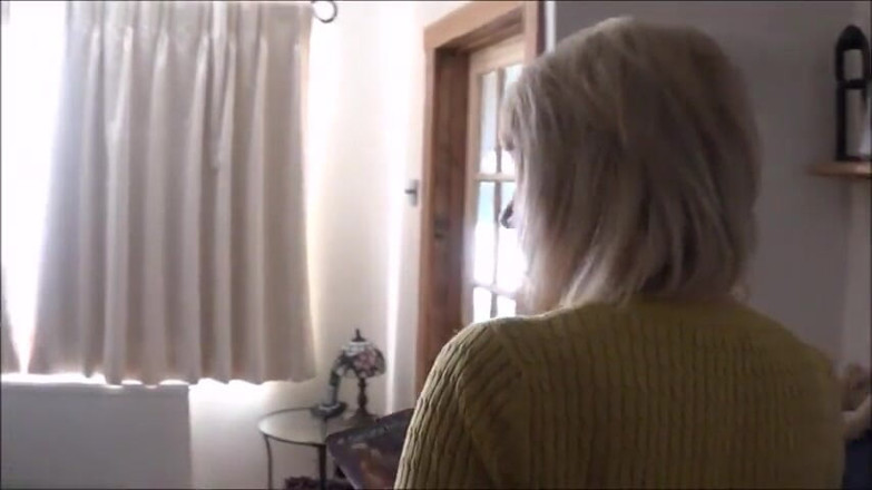 Red Heaven Media: Non riesce a resistere a guardare il porno!