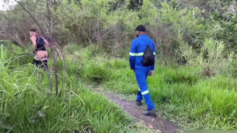 TheBlacKHunterr: 工人路过公园，得到了一个