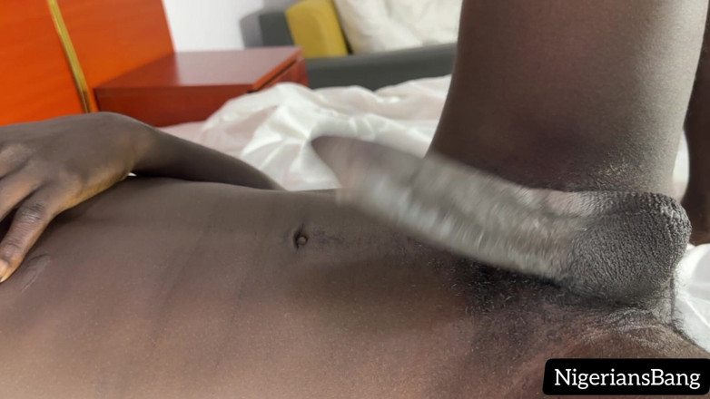 NigeriansBang G XXX: Seksi heteroseksüel adam büyük yarağını okşuyor