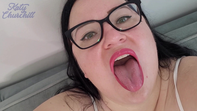 Katy Churchill: Une BBW en colère avale un petit pipi entier