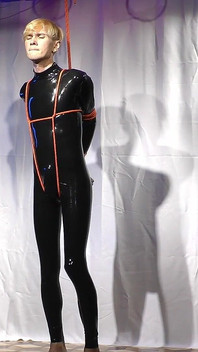 Boneka lateks Nicky disumpal dan dientot