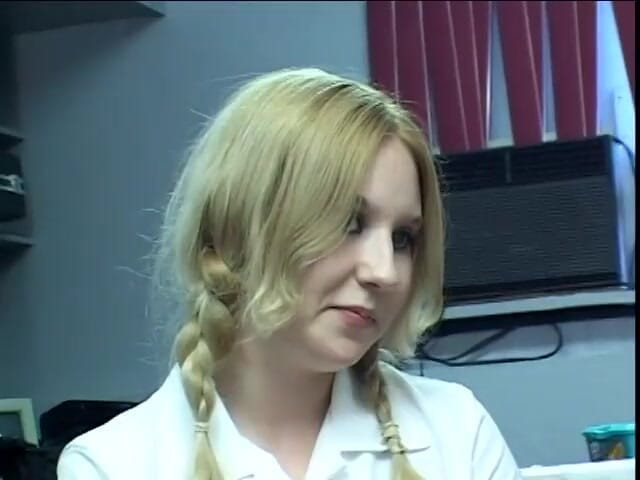 First Black Sexperience: Blonda cu coadă de porc în uniformă de facultate face sex...