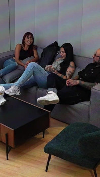 Was für ein! Ich ficke die beste freundin meiner stiefschwester durch zerrissene jeans, während wir einen spielen
