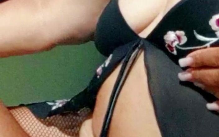 Milfta boohot: Nenek seksi dengan lingerie seksi ini lagi asik nyepong kontol...