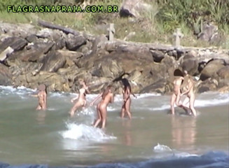 Amateurs videos: Kobiety bawią się nago na plażach Rio de Janeiro