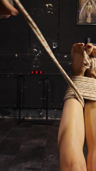 Vânătă de Bastinado: Tălpile delicate ale sclavei Mila suportă 105 lovituri de la stăpâna Baton în timp ce numără în olandeză și africană