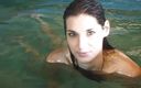 Flash Model Amateurs: O fată slabă își arată corpul sexy lângă piscină