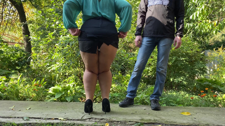 OurFetishLife: 彼女が公園で後背位のスタイルを放尿しながら彼女のゴージャスなお尻を保持しています