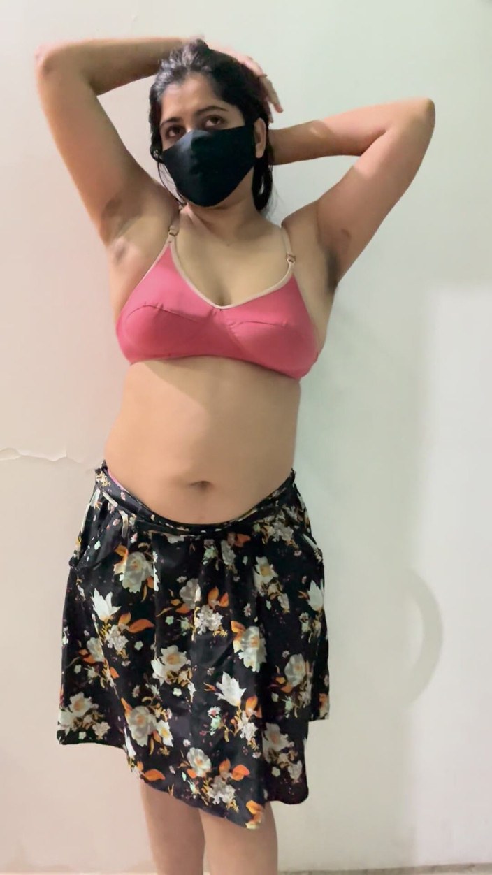 Indiandesiriya: Sexy desi baculatá MILFka se svléká s velkými prsy