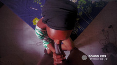 BongoXXX: Dessa slampor är inte lojal, hon är i telefon medan hon suger...