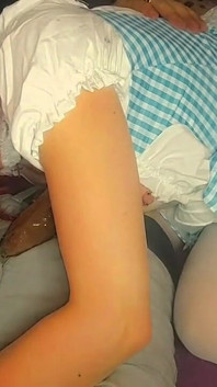 Dorothy suit la route de la brique jaune jusqu’à une bite bien dure et délicieuse, elle devient salissante avec pipe baveuse et baise par la gorge
