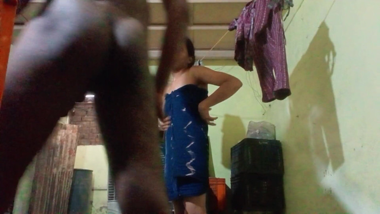 NikiRathod: Sexo de quatro com Divya na casa do vizinho