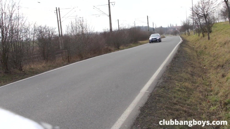 Club Bang Boys: Cagna succhia il cazzo in pubblico