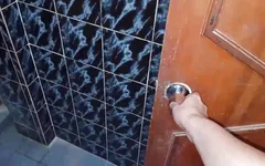 Ik verberg me om mijn stiefzus te kunnen zien terwijl ze een bad neemt, wat een geweldige kont laat ze ons zien en haar dan neuken