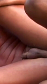 Une jumelle latino se fait baiser sans capote par un ami