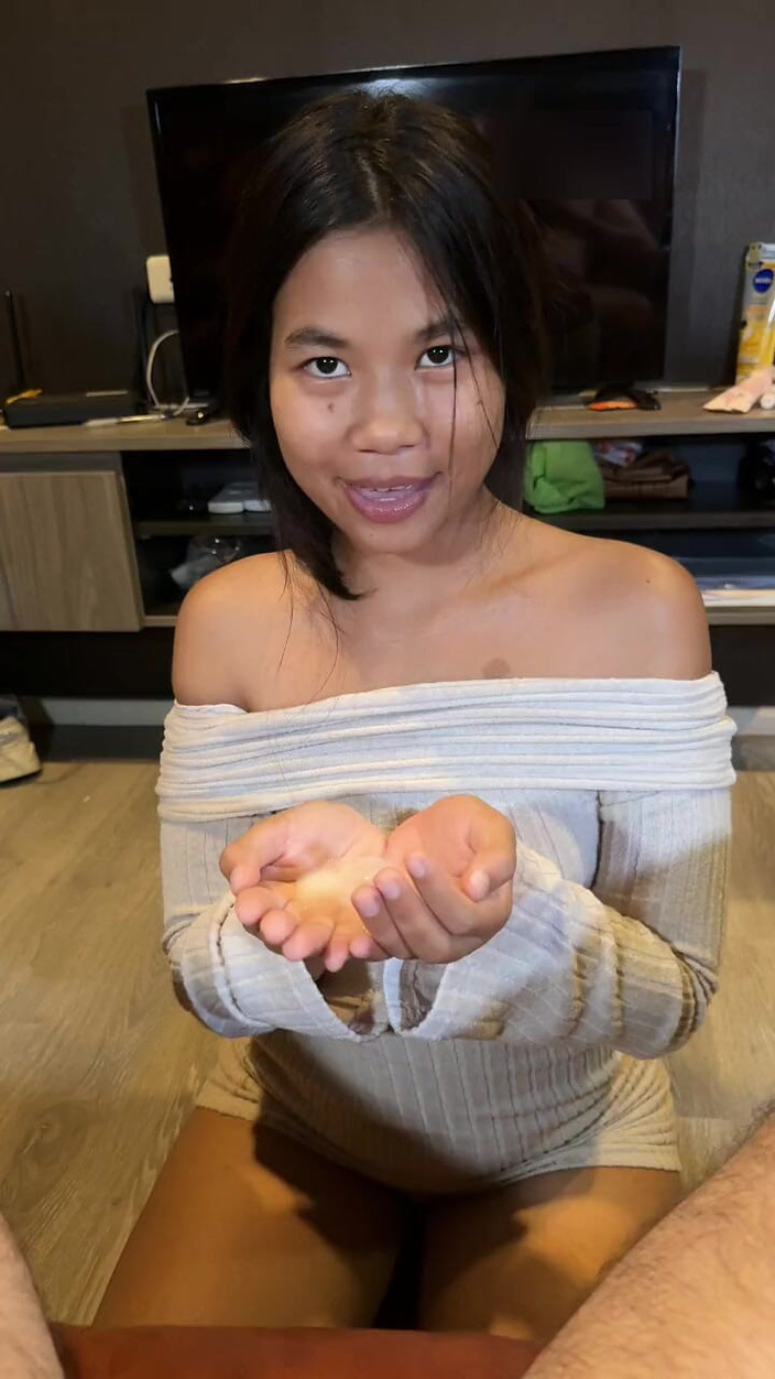 ThaiAndFrench: Hübsches 18-jähriges asiatisches Mädchen lutscht mich und mich in ihren Mund