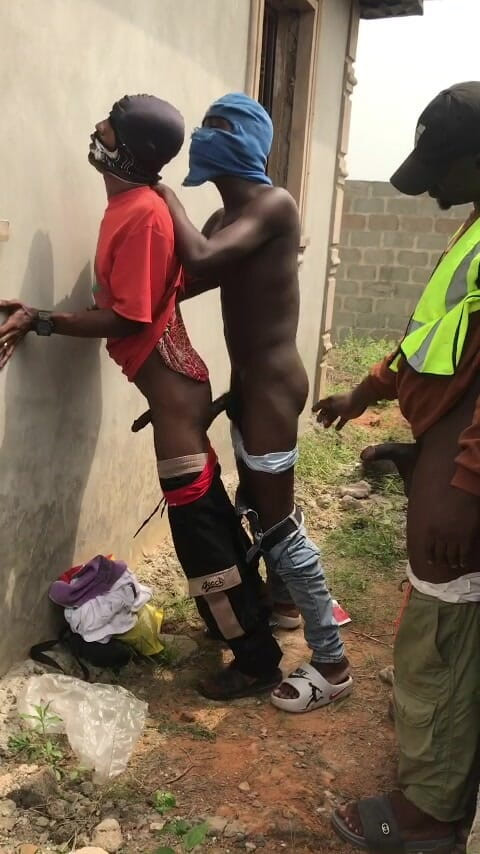 Sexylary: Mi padrastro y su amigo me follan detrás de una...