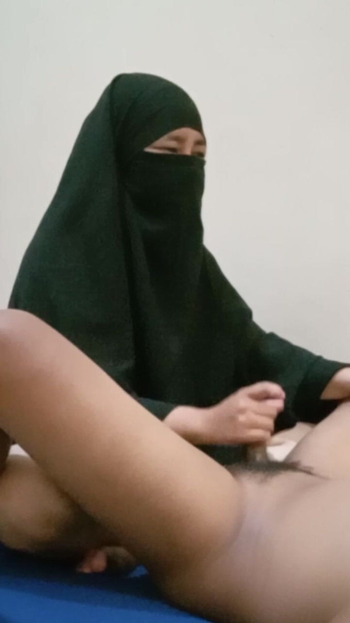 Angelina pop: ヒジャブをかぶった女の子が親友とセックスし、友情への贈り物として手コキを贈る