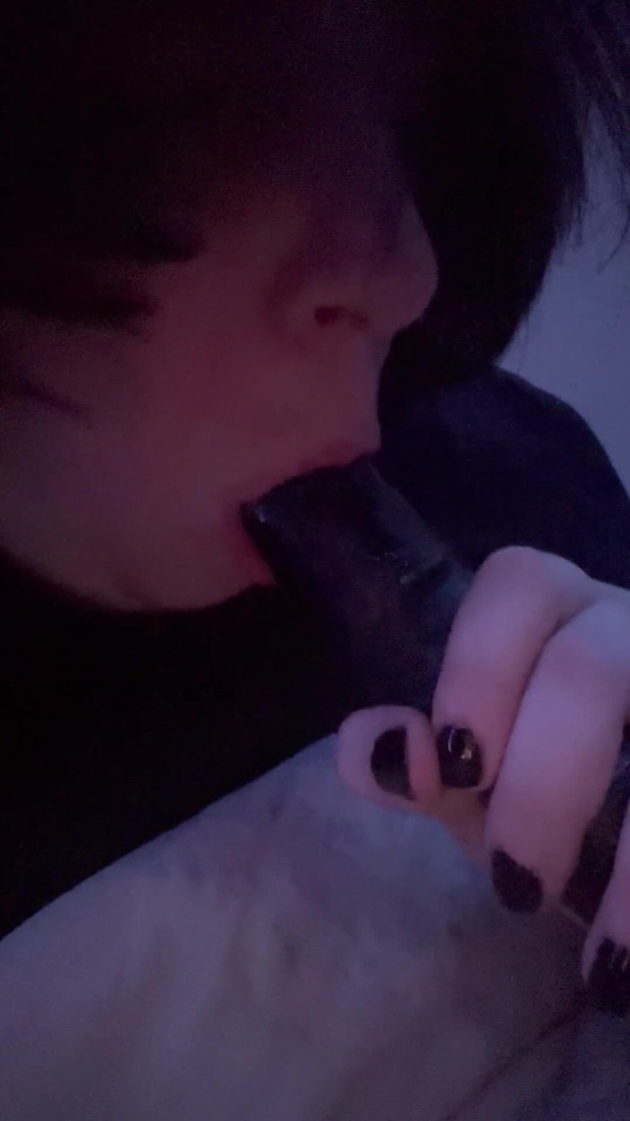 Sexualescape69: Succhio il mio dildo facendolo bello e bagnato