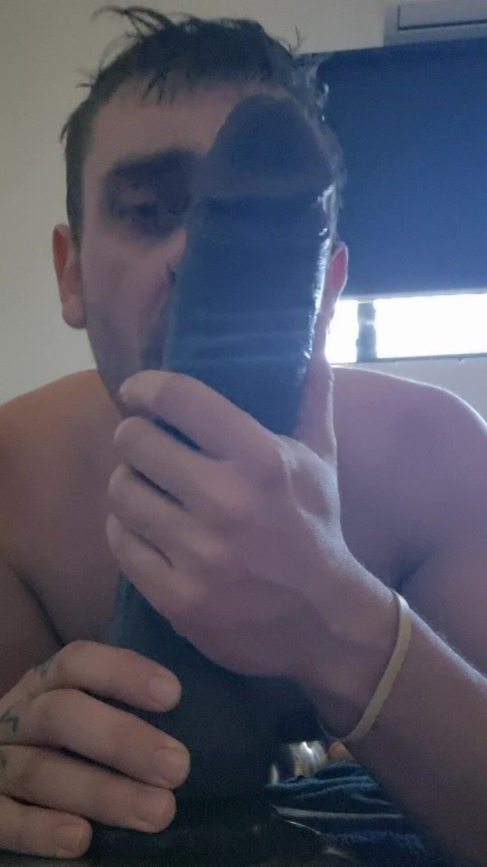 Gecko Lexi: Büyük zenci yarağı dildo emiyor ve edepsizce konuşuyor