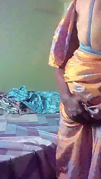Seksi büyük memeli evli kadın sari giyiyor ve amcığı sert parmaklanıyor
