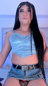 Aline Berambut Hitam Cantik Menari Sebentar