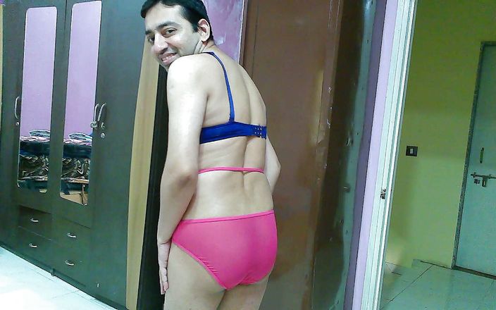 Cute &amp; Nude Crossdresser: Cewek nakal femboy sweet lolipop dengan lingerie merah muda-biru.