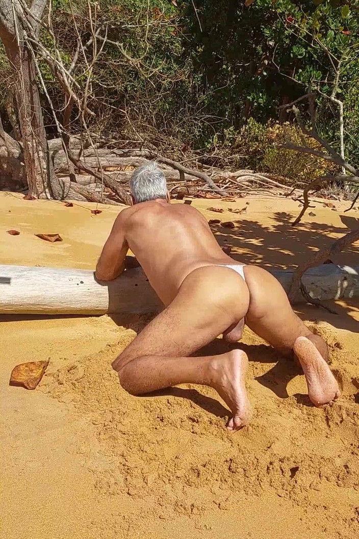 Ladysilvas: Ladysilva समुद्र तट पर पैंटीज में क्या हॉट और शरारती रंडी है